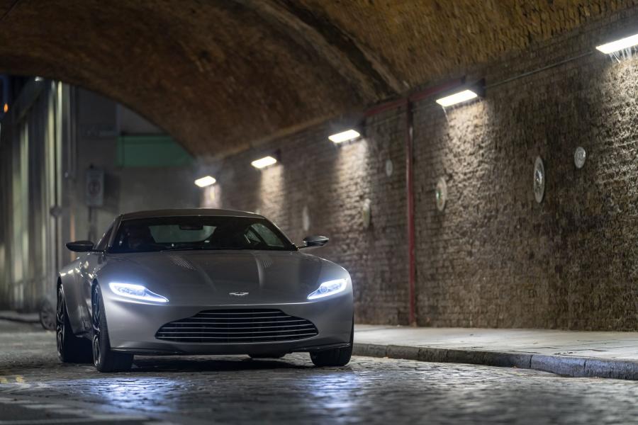 Aston Martin DB10 2015 года  (фото 12 из 35)